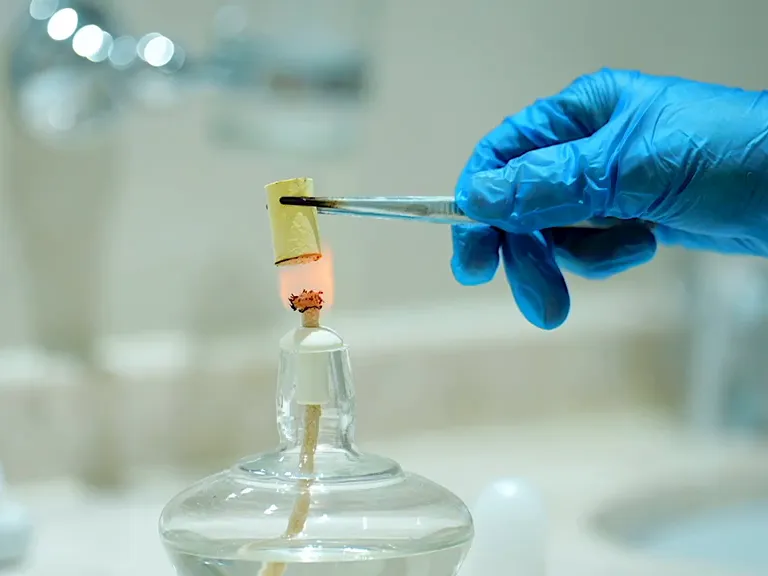 Lighting a moxa cone